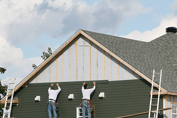 Professional Siding technician working in Louisville, IL